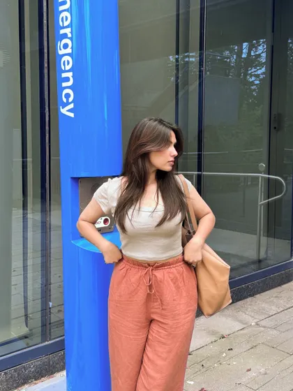 Another angle of my easy, breezy summer pants look.