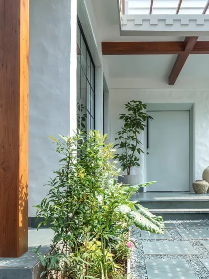 Another view of the Summer Haus facade, highlighting the lush greenery and the seamless integration of the building with its garden.