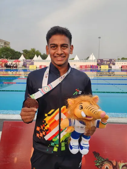 Sampath Gotteti with his bronze from the 200m Freestyle.