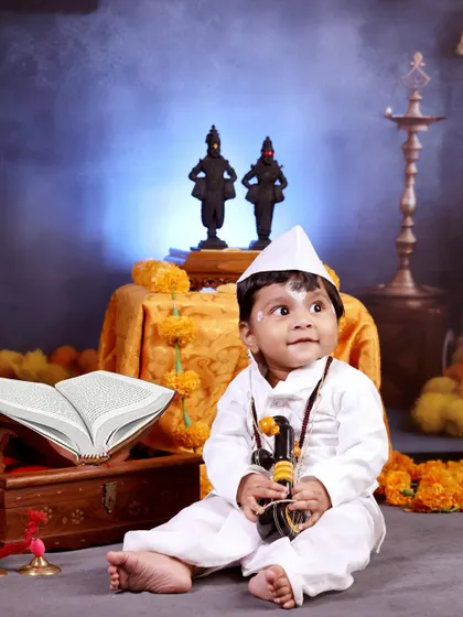 This little Warkari is ready for his spiritual journey. At ten months old, his curious expression adds so much life to this traditional Vitthal-themed photoshoot.