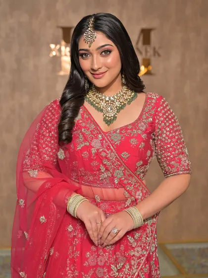 A complete bridal look featuring a heavy, gold-plated Kundan necklace, haath phool, and maang tikka, all available for rent.