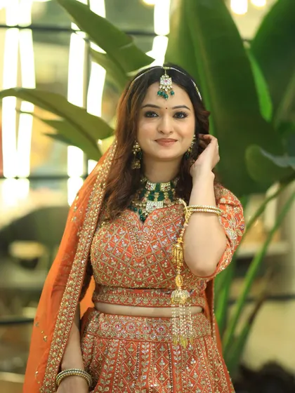An ethereal glow for this beautiful bride. Her makeup is soft and luminous, perfectly complementing her orange and green lehenga.