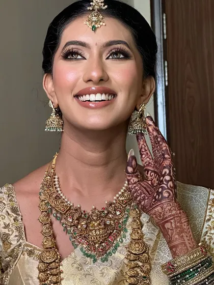 A close-up of the bride's stunning look. The intricate details of her temple jewelry and the embroidery on her blouse are simply breathtaking.