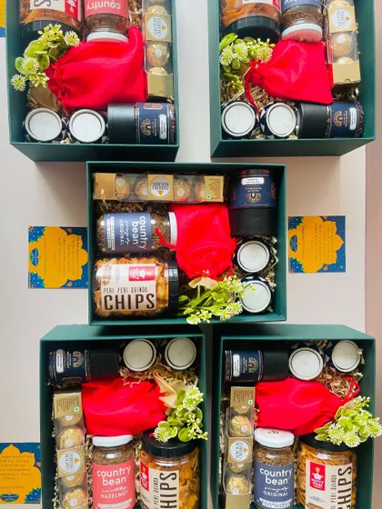 Multiple teal gift boxes arranged艺术fully, showcasing our ability to handle large corporate orders with a keen eye for detail.