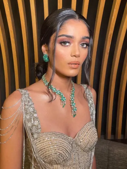 A modern reception look with an embellished gown. My course curriculum is updated with the latest trends. Join my Delhi masterclass to stay ahead.
