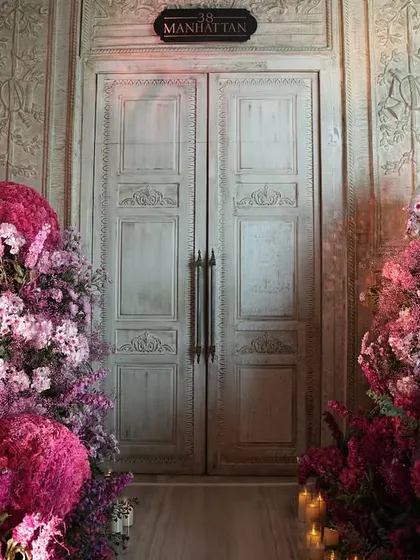 The entrance to the Mehendi, framed by two magnificent pink floral sculptures. The design is all about creating an immersive experience from the very first moment.
