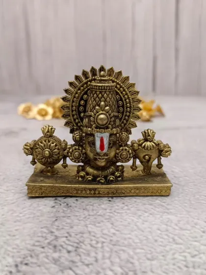 Yeh brass Balaji idol ka ek aur angle hai, jismein Shanku aur Chakra saaf dikh rahe hain.