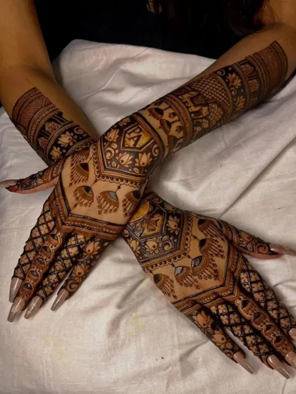 Another view of the symmetrical back-hand design. The intricate patterns and clean lines are a testament to our artists' skill and precision.