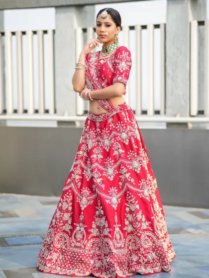 A complete bridal look featuring a heavy, gold-plated Kundan necklace, haath phool, and maang tikka, all available for rent.