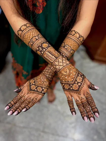 A classic crossed-arm pose of the same design, highlighting the heart motif on the palms.