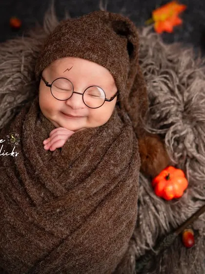 A smiling Harry Potter, dreaming of spells and adventures. We focus on capturing those fleeting expressions that make each newborn session so special.