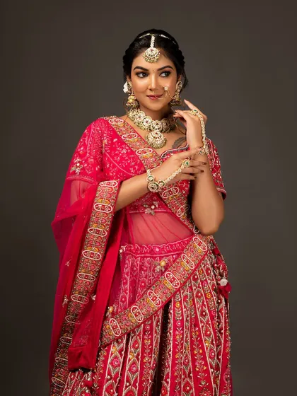 A confident and classic bridal pose, highlighting the full set of jewellery.