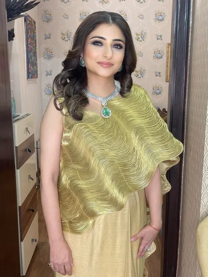 A warm and inviting brown and black smokey eye for this beauty in gold. This look is perfect for festive occasions and complements gold jewelry beautifully.