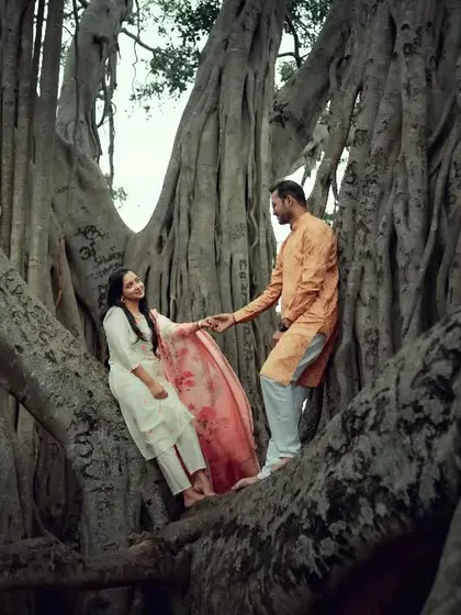 A fairy-tale pre-wedding scene set amongst the sprawling roots of a giant banyan tree. We use nature's grandeur to create magical portraits.