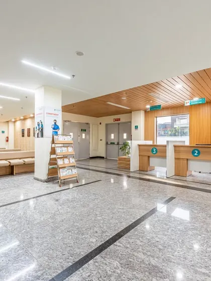 The registration and waiting area at Sarvesh Health City features warm wood tones and organized counters. The design ensures that caregivers, who play a critical role in recovery, have comfortable and supportive spaces.