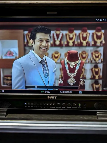 Here’s a monitor grab from a jewelry ad shoot. For this role, I adopted a polished and sophisticated look to match the luxury brand. I am comfortable portraying upscale characters for high-end product advertisements.
