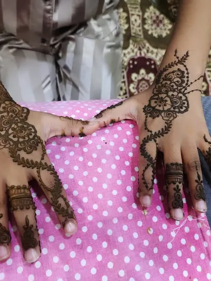 A delicate and pretty Arabic-style design, perfect for a party or festive gathering.