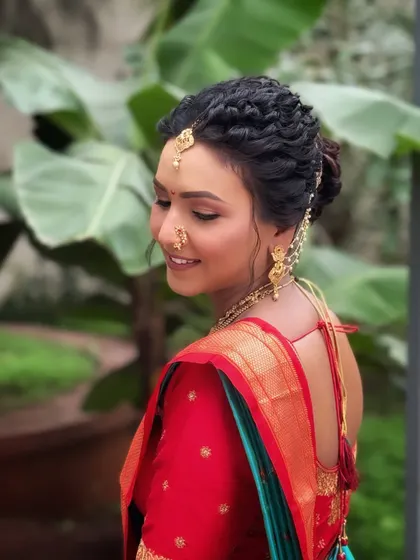 The smile of a bride embracing a new culture. Her makeup is soft and glowing, perfectly complementing the Navvari saree.