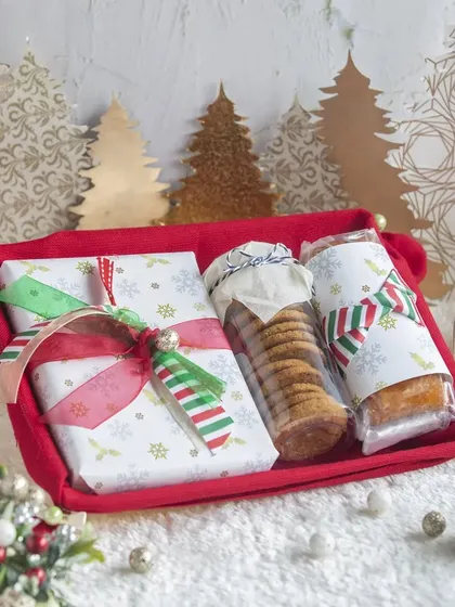 Another one of our beautifully wrapped Christmas hampers, combining our classic cookies and bar cakes in festive packaging.