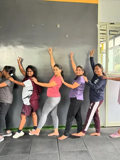 The full line-up of our morning crew, posing and smiling after a great workout.