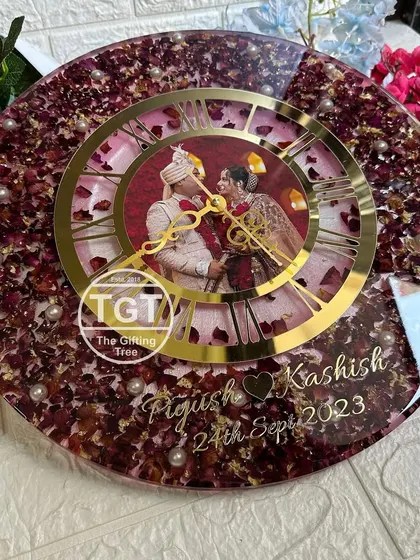 An angled view showing the reflection on the glossy resin surface. This piece is a perfect example of a personalized anniversary gift that is both beautiful and meaningful.