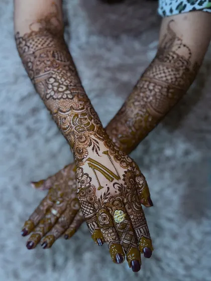 A full view of the semi-bridal design with the initial 'N', a perfect option for a lighter, yet personalized look.