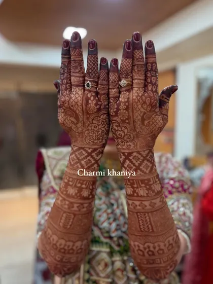 The complete look of this stunning, traditional back of hand mehendi.