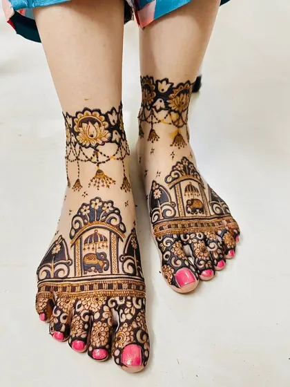 A lovely design featuring an elephant in a palanquin, with hanging jhumkas and a delicate ankle band.