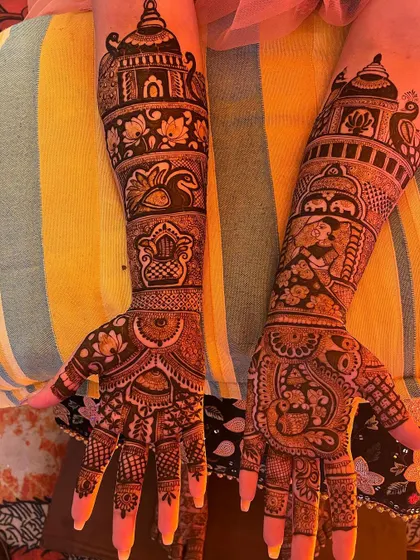 This unique bridal design features architectural domes, inspired by royal palaces, along with elephants and lotus flowers. It tells a story of grandeur and tradition.