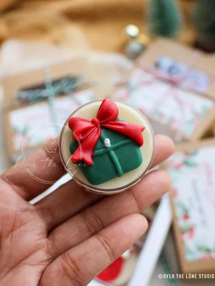 A close-up of the Christmas gift tealight. The tiny red bow is my favorite detail.