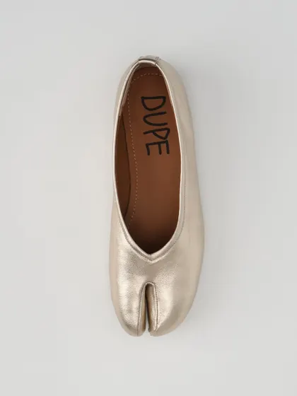 Craft meets glow with the DUPE Tabi flat in a soft champagne leather. I love how this finish offers a quiet shimmer that makes its mark without shouting. It’s an understated metallic for everyday elegance.