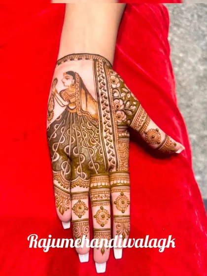 A simple yet beautiful portrait of a woman on the palm. This kind of design is perfect if you want a single, meaningful motif.