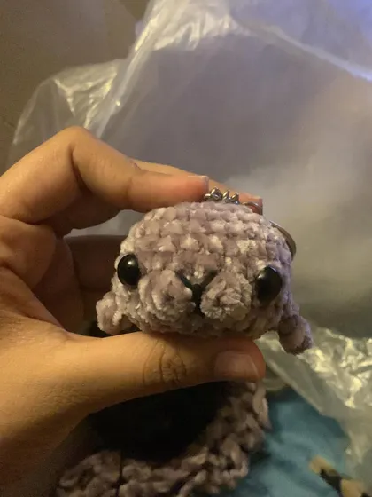Look how cute the seal keychain turned out in this dusty purple velvet yarn. You can use any color you like for this pattern to make your own unique lil seal.