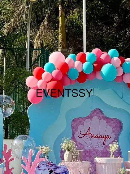 A close-up of the shell-shaped backdrop, personalized with the birthday girl's name.