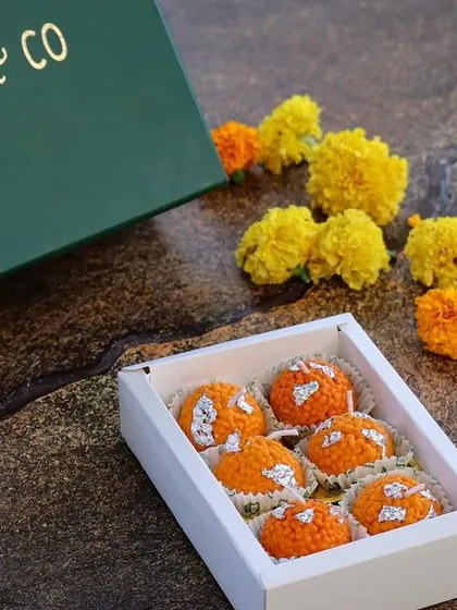 A box of six laddoo soy candles, neatly arranged and ready to be gifted. This set comes in my signature green Mandy & Co box, making it a premium yet accessible festive option.