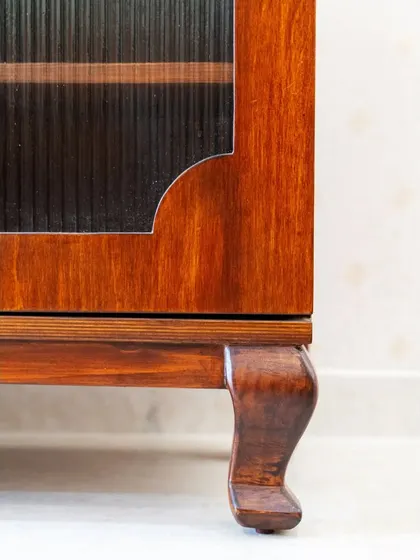 A close-up of the elegant cabriole leg, a detail that elevates the design of the TV console.