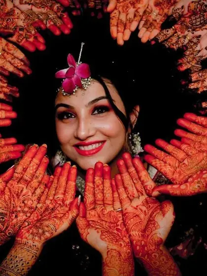 The joy of mehndi is best shared with friends and family. This beautiful moment captures a happy bride surrounded by her loved ones, all showing off their festive henna. It’s a reminder that mehndi is all about celebration and togetherness.