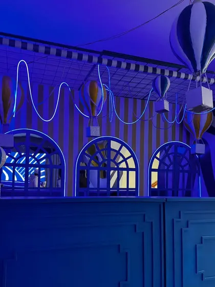 From concept to execution in just 42 hours. This St. Tropez inspired decor in Ahmedabad involved transforming a bungalow with custom-painted walls, fruit-based installations, and unique props, all on a tight deadline.