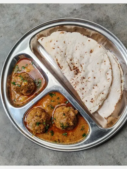 My Khaima Unde Saaru served with Akki Rotti, a classic combination in Naati cuisine.