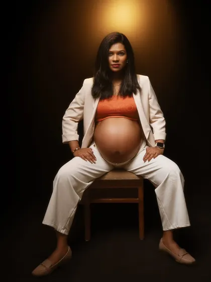 Here’s a portrait that speaks of power, grace, and resilience! The strong pose, the radiant glow, and the confidence in her eyes—this shot is more than a photograph; it’s a story of motherhood, strength, and individuality.