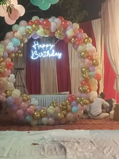 A final shot of the completed outdoor pastel balloon ring, ready for the party.