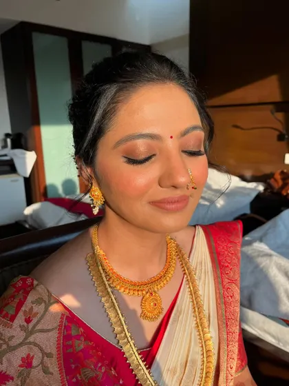 A close-up of the eye makeup for this fusion bride. The coral and brown tones are soft and minimal, perfectly complementing her white and red saree.