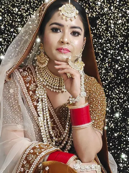 This bridal look features a heavy Polki and pearl set, including a choker and a long, multi-strand satlada haar that creates a very royal and traditional silhouette.