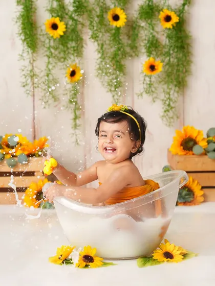 Nothing beats the giggles and splashes of a tub session! This sunflower-themed milk bath is one of my most popular setups, creating bright, joyful, and wonderfully playful photographs that babies absolutely love.