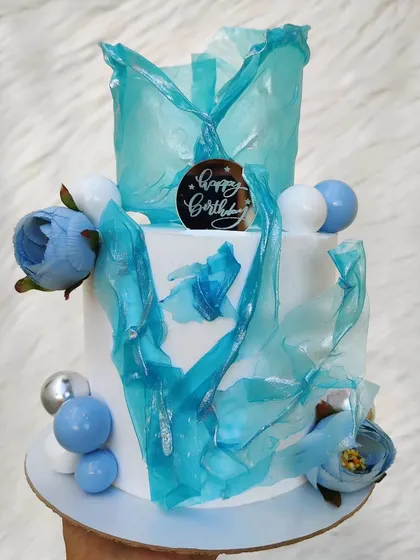 This cake was based on a client's reference photo. I love a challenge, and I was really pleased with how these blue rice paper sails turned out.
