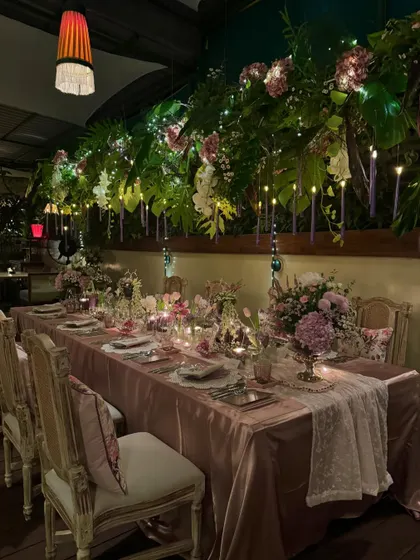 Crafting an exquisite, intimate sit-down dinner for Anushka Sharma and Virat Kohli was a true joy. The design focused on a romantic, lush ambiance with hanging florals and soft candlelight to make the evening feel magical. ✨