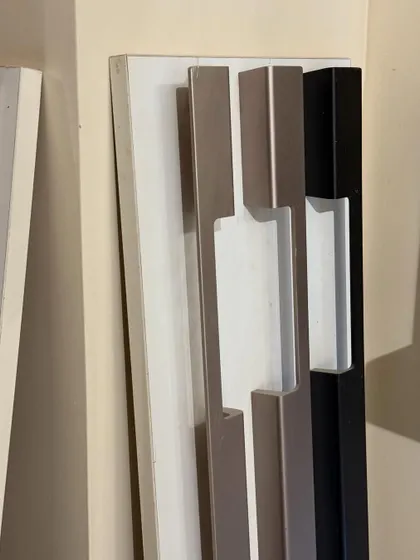 The right handle can complete the look of your cabinets. We offer a wide range of profile handles and classic hardware in various finishes to perfectly match your kitchen's design.
