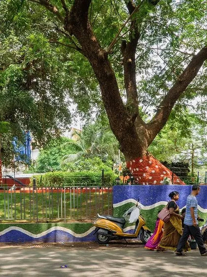The new boundary wall of VDP Garden, with its colorful mosaic pattern, interacts with the street and invites passersby to look inside, transforming the park into a transparent and welcoming public asset.