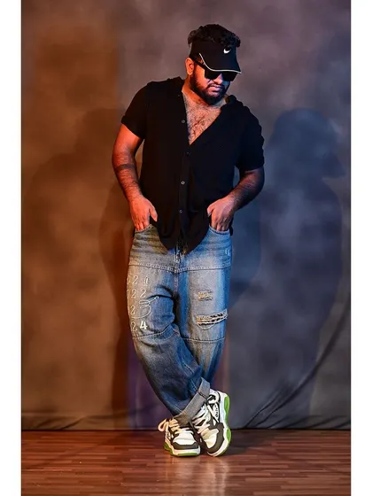 A full look at my urban dance style, from the baggy jeans to the confident stance. 💫