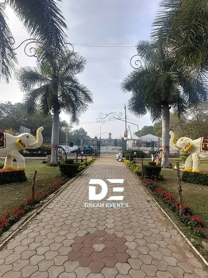 As a welcoming gesture at the entrance of the event, I sculpted these two life-sized elephants from white flowers. Adorned with traditional patterns, they stood as majestic floral guardians, greeting every visitor to the show.